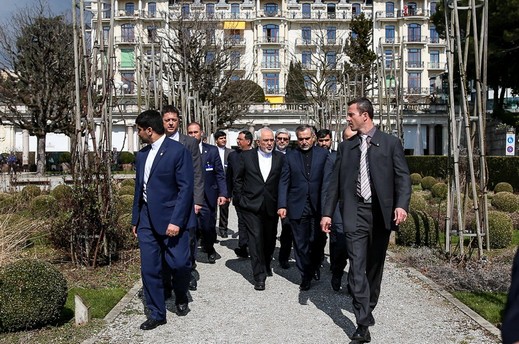 تصاویر :  پیاده‌روی ظریف بعد از اتمام دور اول مذاکرات در روز دوم