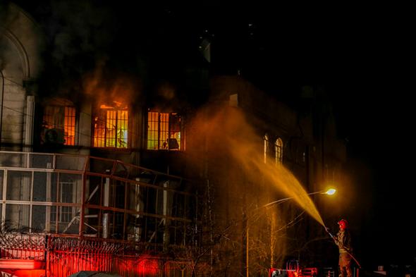 تصاویر : آتش‌زدن سفارت عربستان در تهران