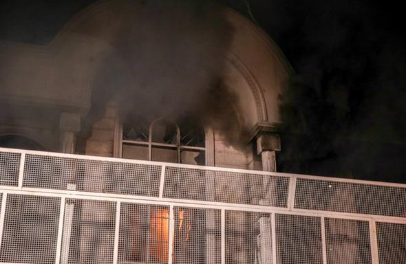 تصاویر : آتش‌زدن سفارت عربستان در تهران