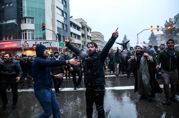 تصاویر : برخورد پلیس با تجمع انصار حزب‌الله در مشهد