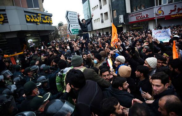 تصاویر : برخورد پلیس با تجمع انصار حزب‌الله در مشهد