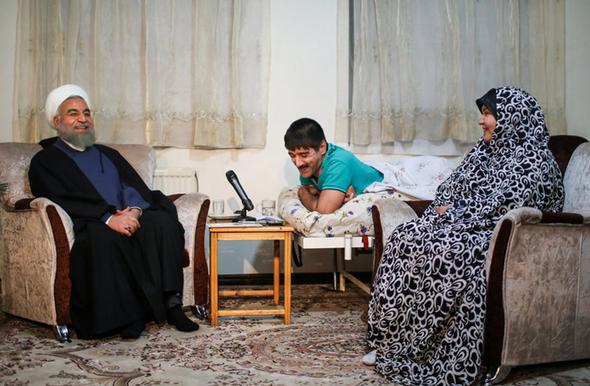 تصاویر : حضور سرزده روحانی در خانه یک جانباز