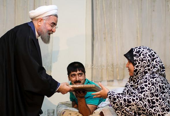 تصاویر : حضور سرزده روحانی در خانه یک جانباز