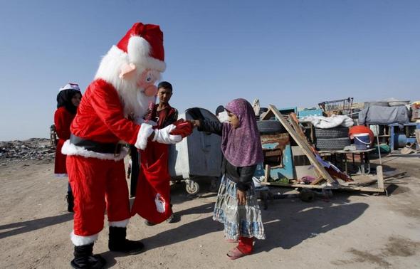 تصاویر : بابانوئل میان کودکان جنگ‌زده عراق