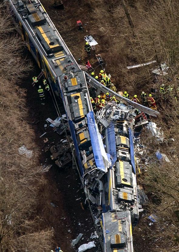 تصاویر : برخورد دو قطار در آلمان با چندین کشته