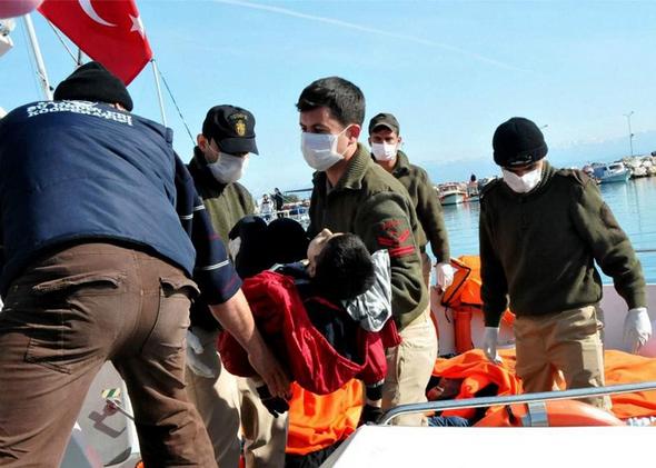 تصاویر : نجات تنها بازمانده قایق مرگ