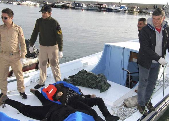 تصاویر : نجات تنها بازمانده قایق مرگ