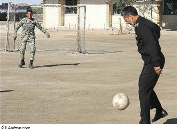 عکس : فرمانده نیروی دریایی ارتش در حال فوتبال