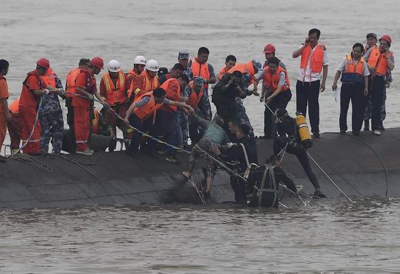 تصاویر : غرق شدن کشتی چینی با 458 مسافر