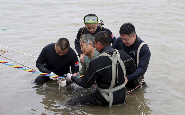 تصاویر : واژگونی کشتی در چین