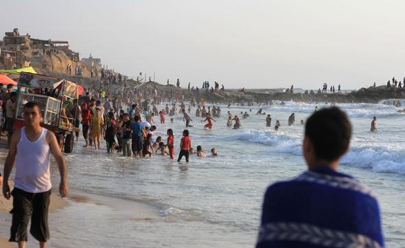 تصاویر : افزایش دما و پناه بردن مردم غزه و رام الله به دریا