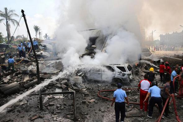 تصاویر : سقوط هواپیمای اندونزی وسط شهر