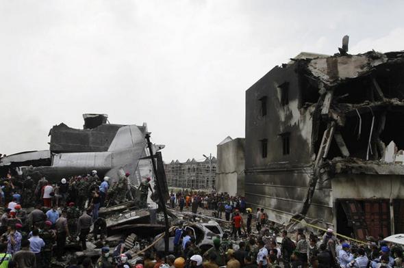 تصاویر : سقوط هواپیمای اندونزی وسط شهر