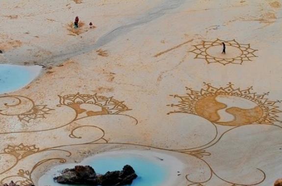 خلق آثار هنری زیبا در ساحل!