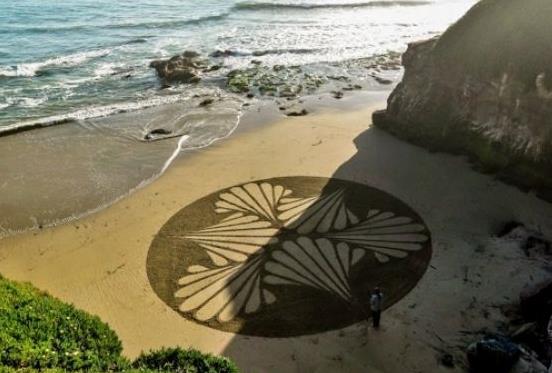 خلق آثار هنری زیبا در ساحل!