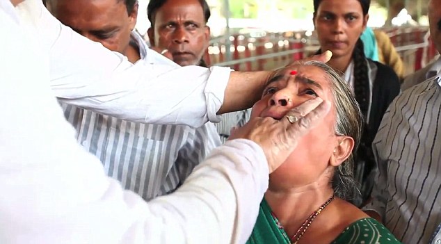 درمان عجیب آسم در هند/ عکس