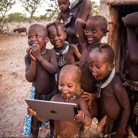 وقتی کودکان قبیله برای بار اول تبلت می‌بینند/ عکس