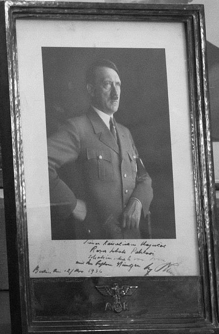 هديه ادولف هيتلر به رضا شاه/ عکس