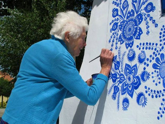 نقاشی دیواری یک مادربزرگ ۸۷ ساله