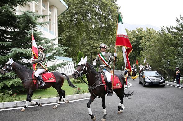 تصاویر : استقبال رسمی از رئیس‌جمهور اتریش درسعدآباد