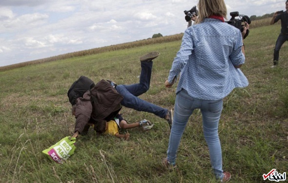 مهاجری که با لگد خبرنگار مجاری زمین خورد کیست؟+عکس