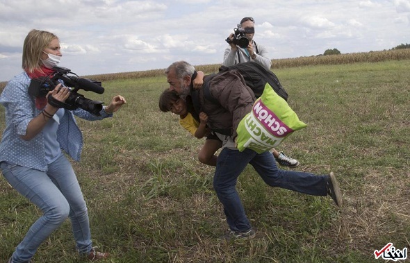 مهاجری که با لگد خبرنگار مجاری زمین خورد کیست؟+عکس