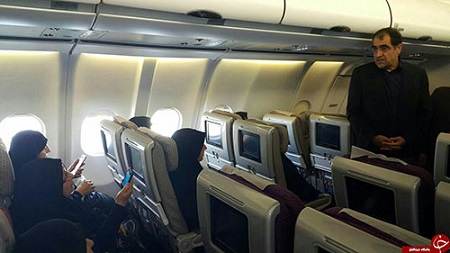 همدردی وزیر بهداشت با حجاج در هواپیما/عکس