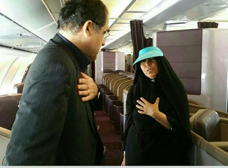 همدردی وزیر بهداشت با حجاج در هواپیما/عکس