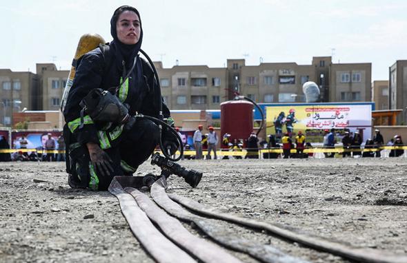 تصاویر : مانور زنان آتش‌نشان