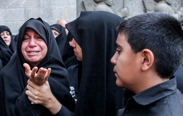 تصاویر : گریه عراقچی در تشییع دپیلمات جانباخته منا