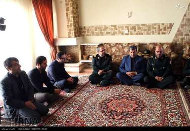 تصاویر: حضور وزیر دفاع در منزل سردار شهید همدانی