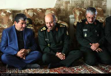 تصاویر: حضور وزیر دفاع در منزل سردار شهید همدانی