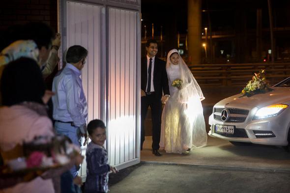 تصاویر : جشن عروسی میان کارتن‌خواب‌ها