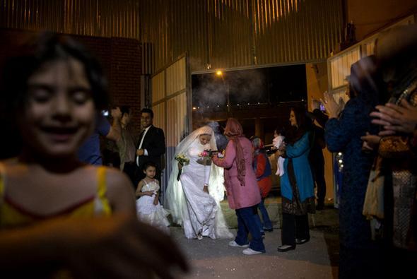 تصاویر : جشن عروسی میان کارتن‌خواب‌ها