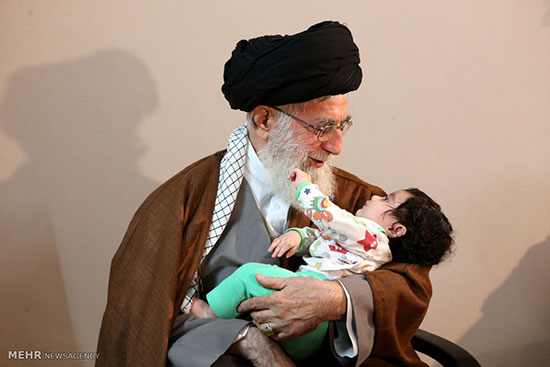 عکس: نوزاد خانواده‌ی سردار شهید همدانی در آغوش رهبر انقلاب
