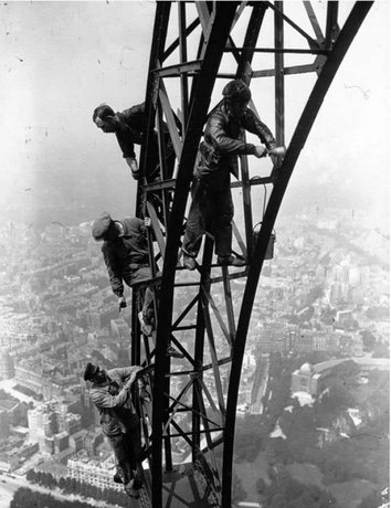 عکس: رنگ کردن برج ایفل در 83 سال قبل
