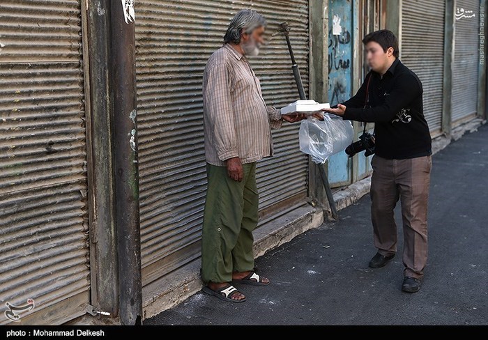 عکس:«یک لقمه مهربانی» در میدان شوش