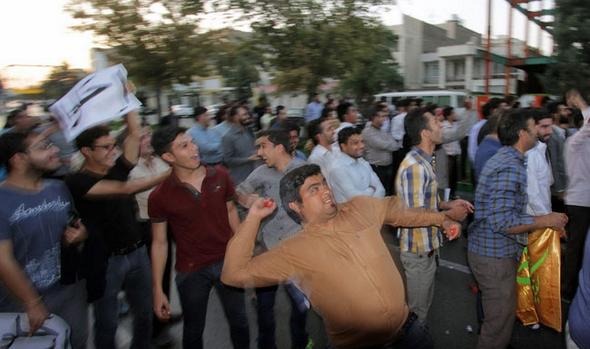 تصاویر : درگیری مقابل کنسولگری عربستان در مشهد