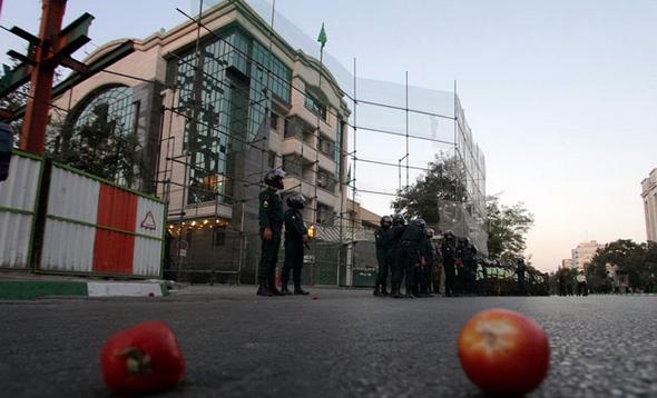 تصاویر : درگیری مقابل کنسولگری عربستان در مشهد