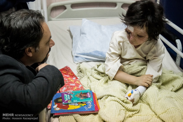 تصاویر: عیادت عوامل برنامه فیتیله از کودکان بستری در بیمارستان مطهری