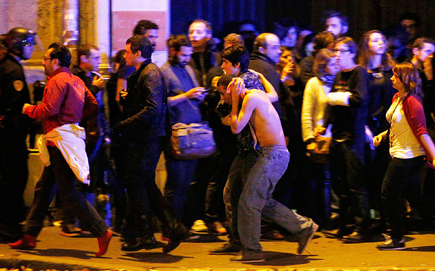 بازمانده حملات 11 سپتامبر از تیراندازی‌ خونین پاریس هم جان سالم به در بُرد + عکس