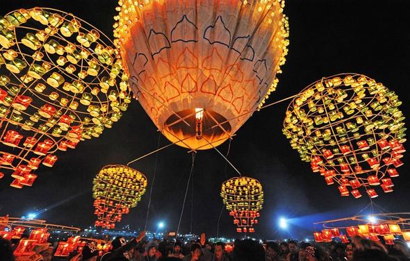 تصاویر : فستیوال نور در میانمار