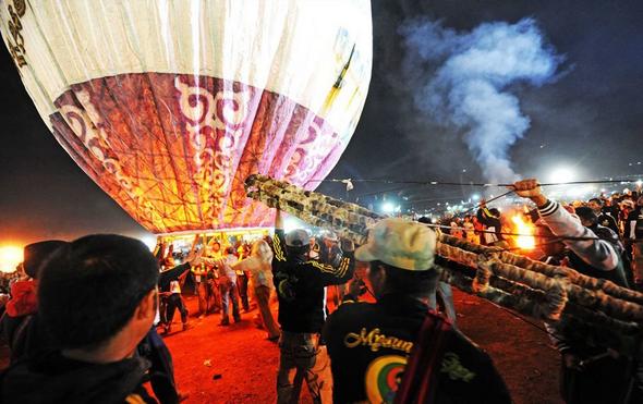 تصاویر : فستیوال نور در میانمار