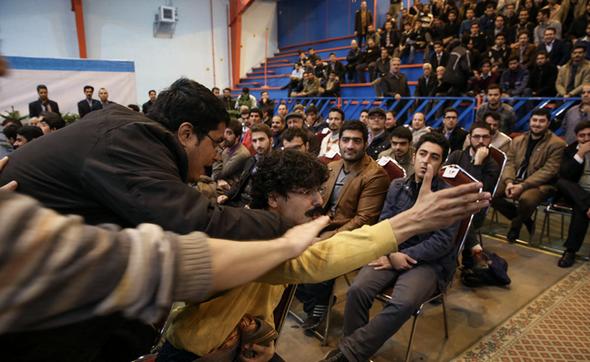 تصاویر : میزبانی پرتنش دانشجویان از روحانی در روز دانشجو