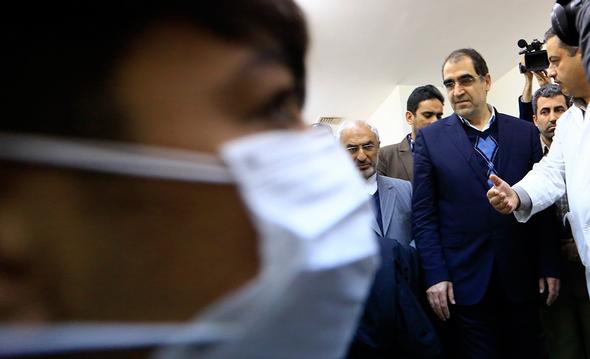 تصاویر : عیادت وزیر بهداشت از بیماران مبتلا به آنفلوآنزا در کرمان