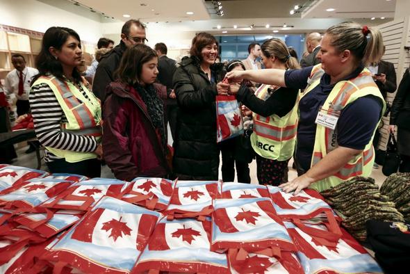 تصاویر : استقبال گرم نخست وزیر کانادا از پناهجویان