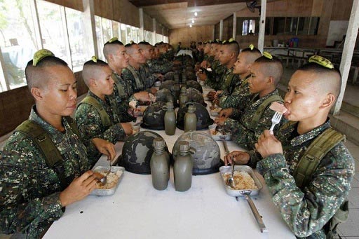 عکس: تمرین زنان ارتش هنگام غذا