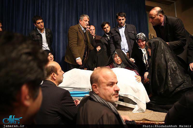 عکس/خانواده هاشمی در حال سوگواری کنار پیکر آیت الله هاشمی رفسنجانی ⁧