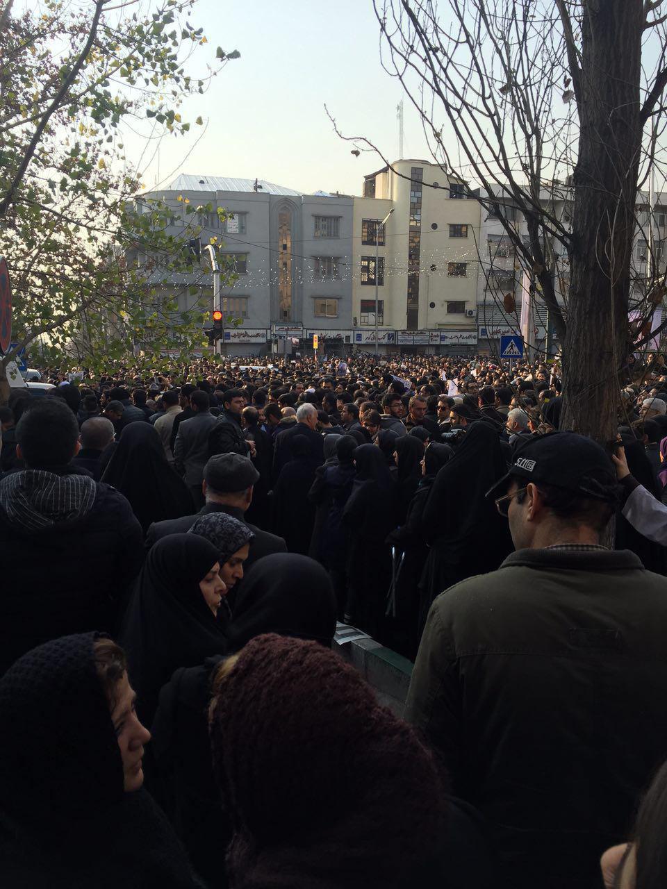 عکس/ازدحام جمعیت در خیابان 16 آذر، در غربی دانشگاه تهران/مراسم تشییع پیکر آیت الله هاشمی