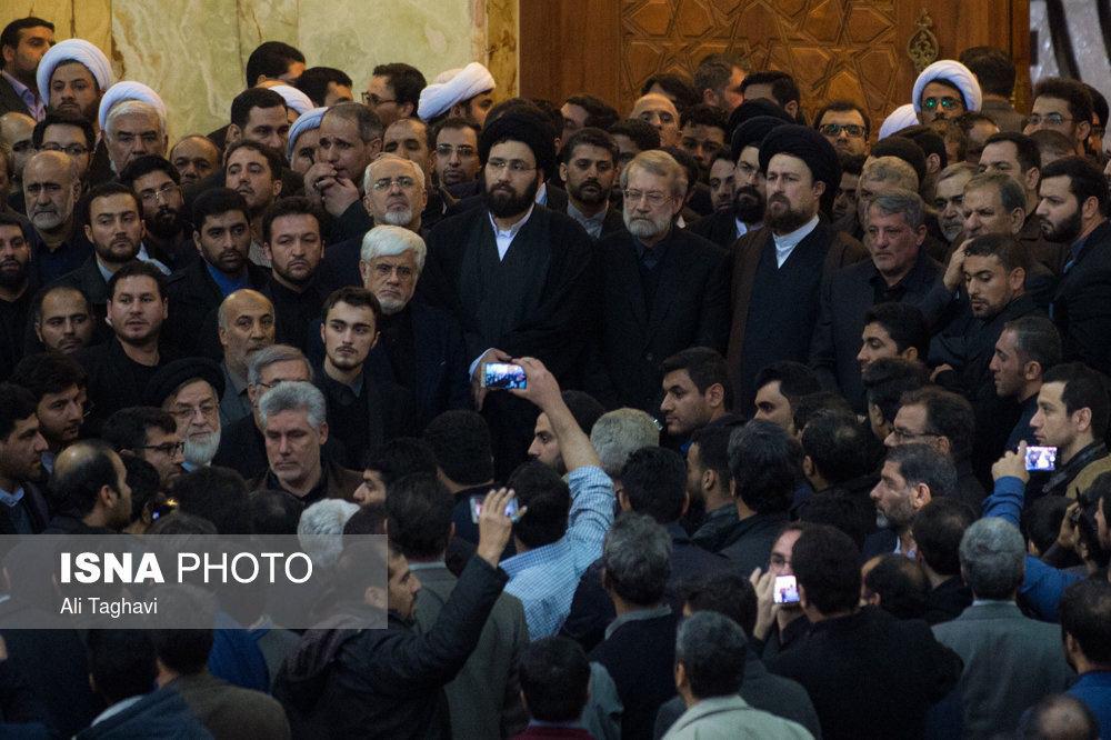 عکس/حزن و اندوه در چهره علی لاریجانی و سیدحسن خمینی در مراسم تشییع آیت‌الله هاشمی